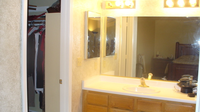 2601 Atrium Way Redding, CA 96003 - Photo 15 of 20 Master Bath