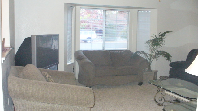 2601 Atrium Way Redding, CA 96003 - Photo 4 of 20 Living room is bright and open