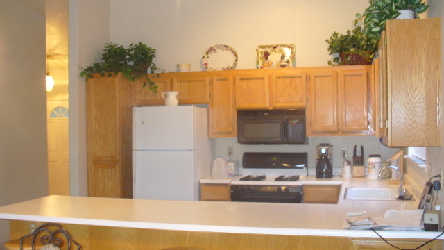 2601 Atrium Way Redding, CA 96003 - Photo 8 of 20 huge kitchen counter/breakfast bar