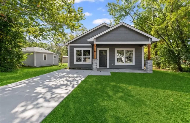 $216,900 | 844 East 7th Street, Ottawa, KS 66067