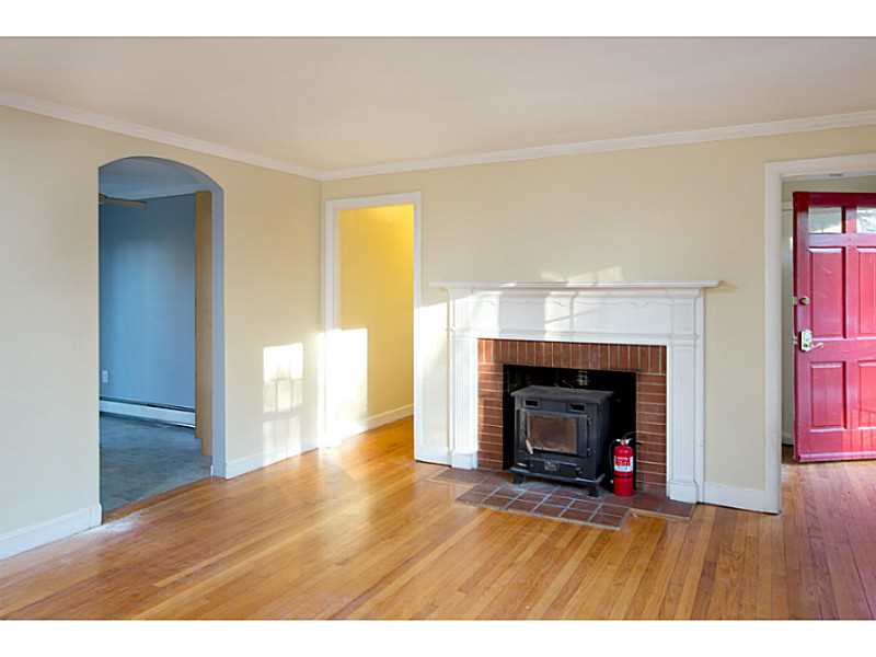 189 Wampanoag Road Warwick, RI 02818 - Photo 4 of 21 Living Room.