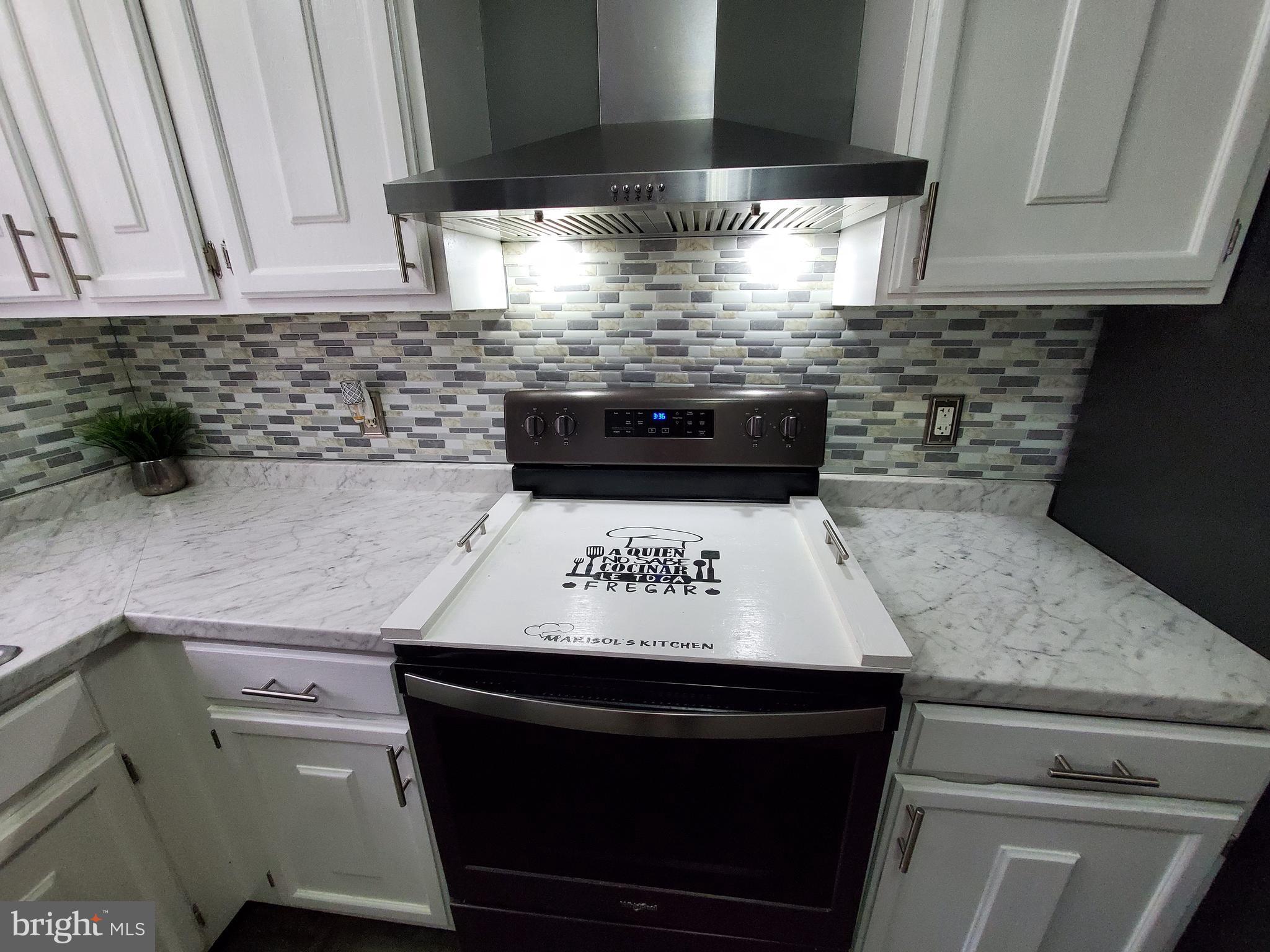 2536 Manor Road York, PA 17408 - Photo 15 of 30 Kitchen stove