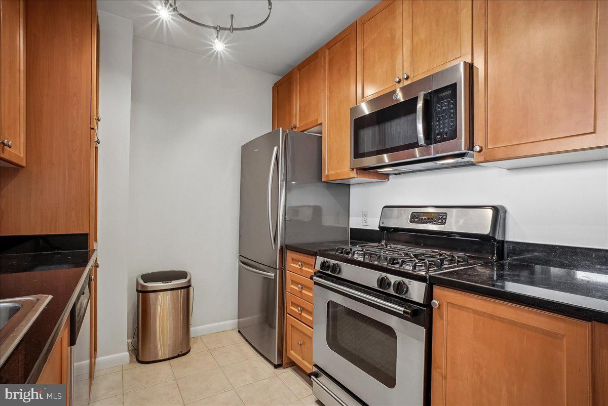 851 North Glebe Road, Unit 2015 Arlington, VA 22203 - Photo 9 of 81 Gas oven & kitchen