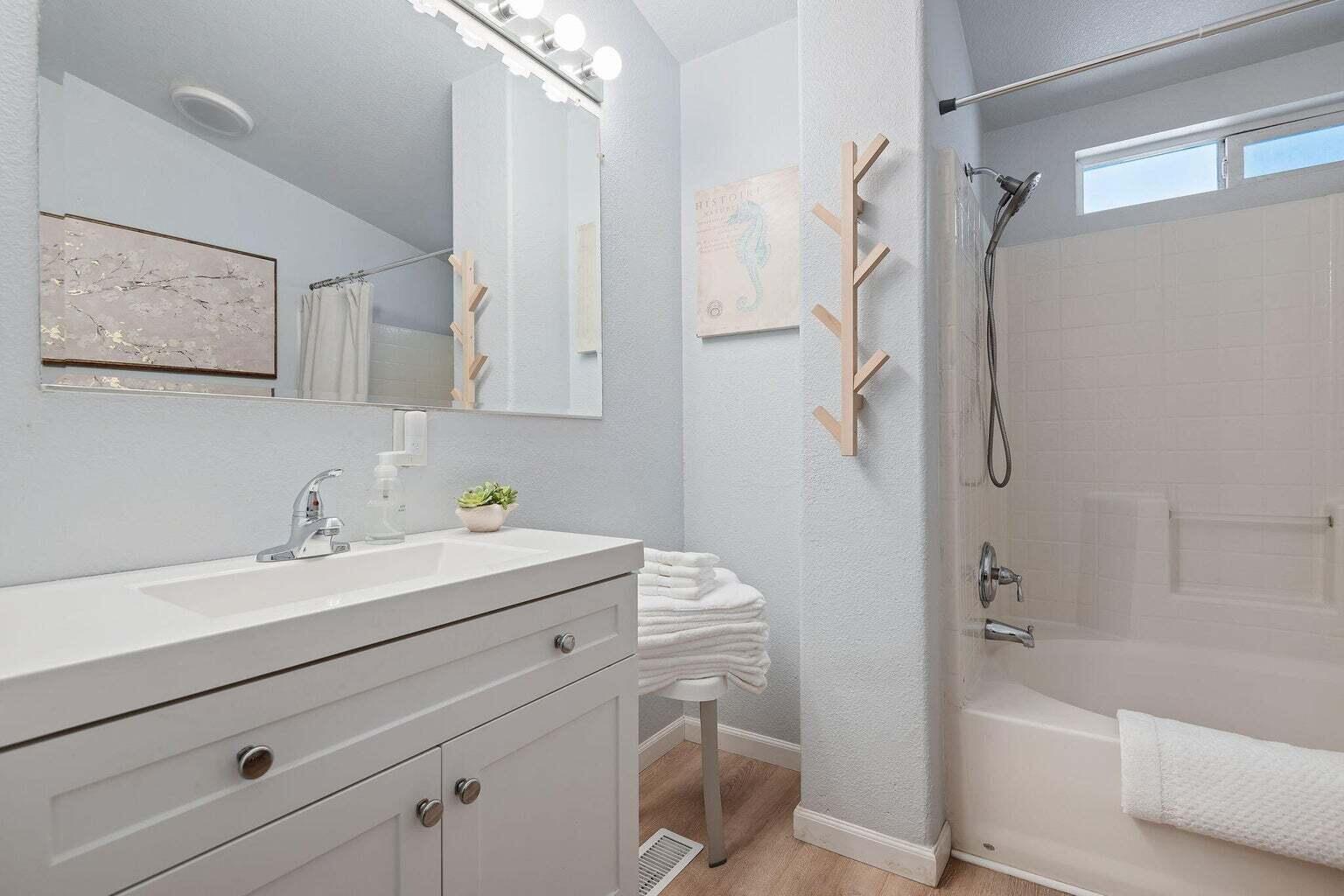 520 Pine Avenue, Unit 75 Goleta, CA 93117 - Photo 11 of 12 Bath1