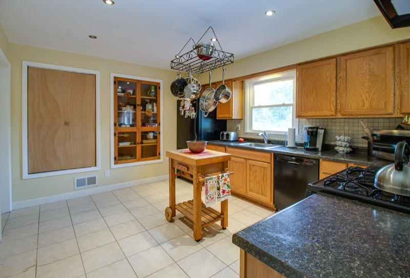 176 Edmonds Road Battle Creek, MI 49017 - Photo 13 of 16 Edmonds kitchen2