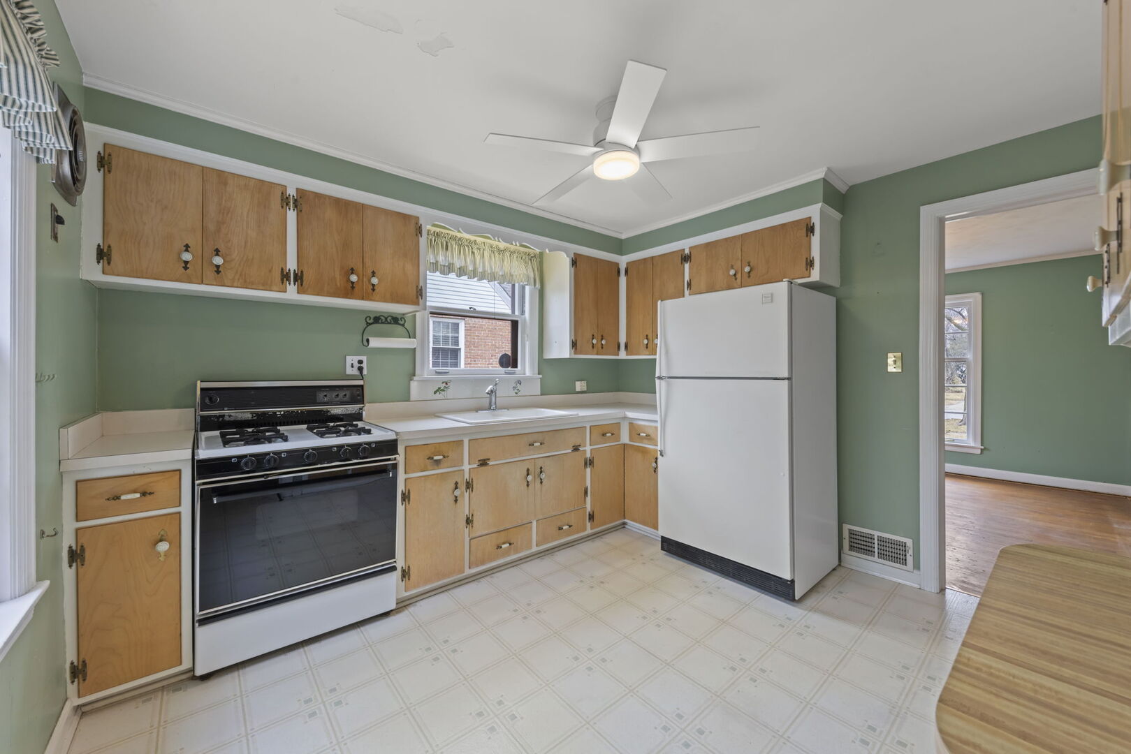 1818 East Indiana Street Wheaton, IL 60187 - Photo 8 of 29 a kitchen with appliances a sink and a refrigerator