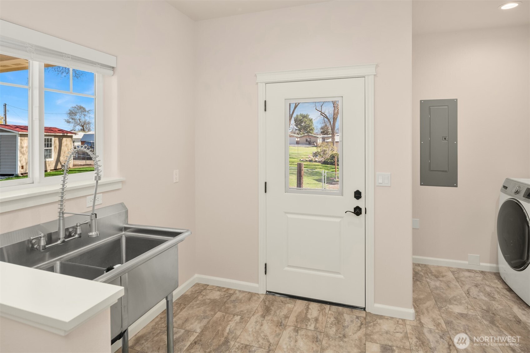 2762 Elgin Road Northeast Moses Lake, WA 98837 - Photo 19 of 37 a kitchen that has a sink and a stove