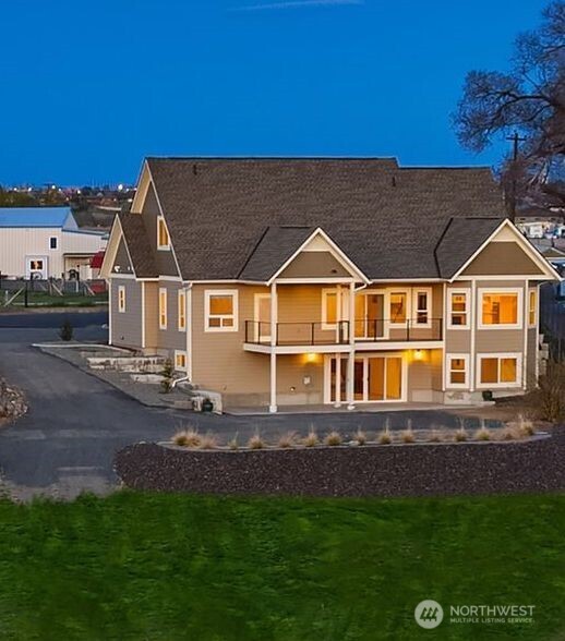 2762 Elgin Road Northeast Moses Lake, WA 98837 - Photo 36 of 37 a front view of a house with a yard