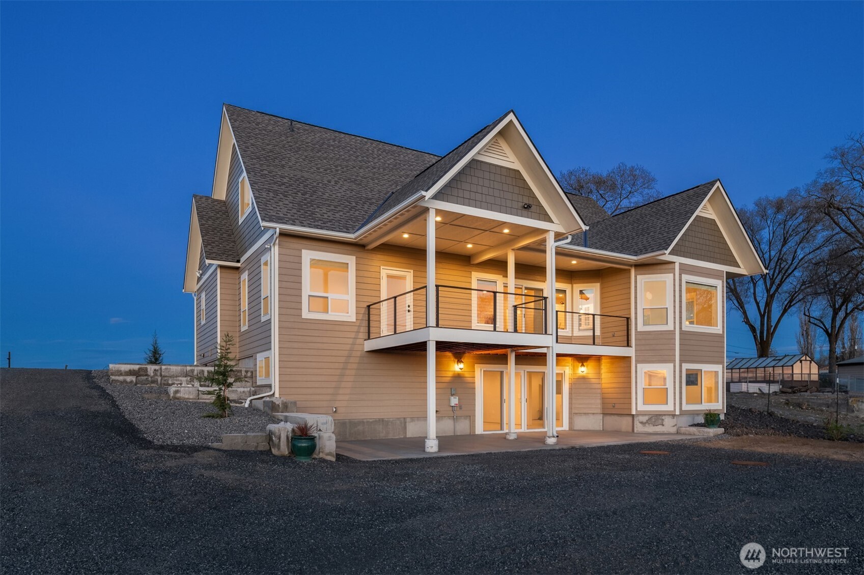 2762 Elgin Road Northeast Moses Lake, WA 98837 - Photo 4 of 37 a front view of a house with a yard