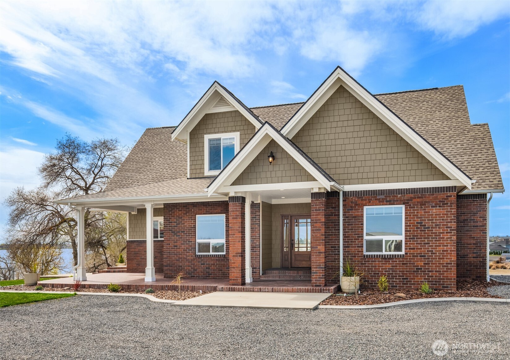 2762 Elgin Road Northeast Moses Lake, WA 98837 - Photo 8 of 37 a front view of a house with a yard