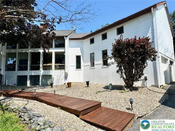 a view of a house with backyard