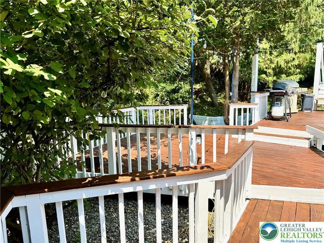 a view of residential houses with yard and trees