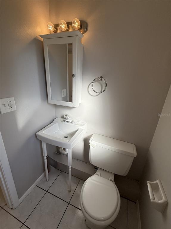 516 Briarwood Road Venice, FL 34293 - Photo 7 of 13 a bathroom with a toilet a sink and mirror