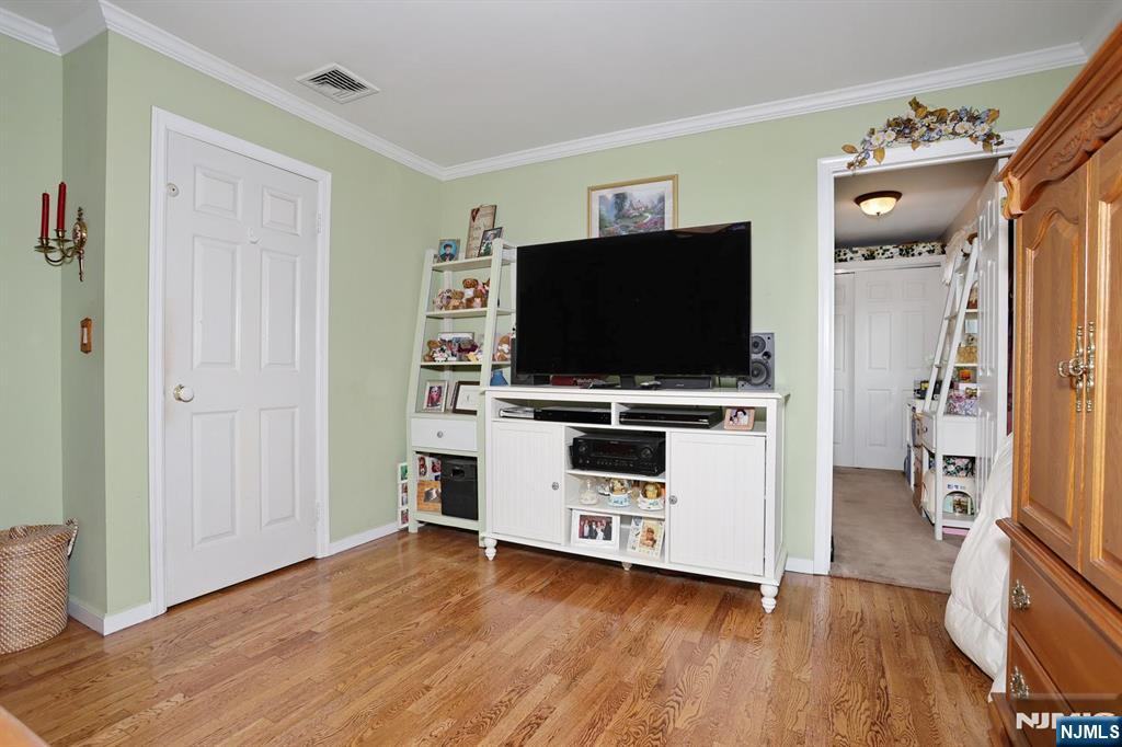 393 New Bridge Road Bergenfield, NJ 07621 - Photo 18 of 37