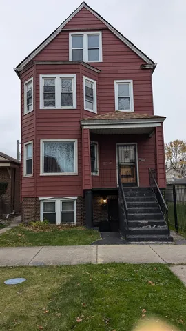 a brick building that has lots of windows on it