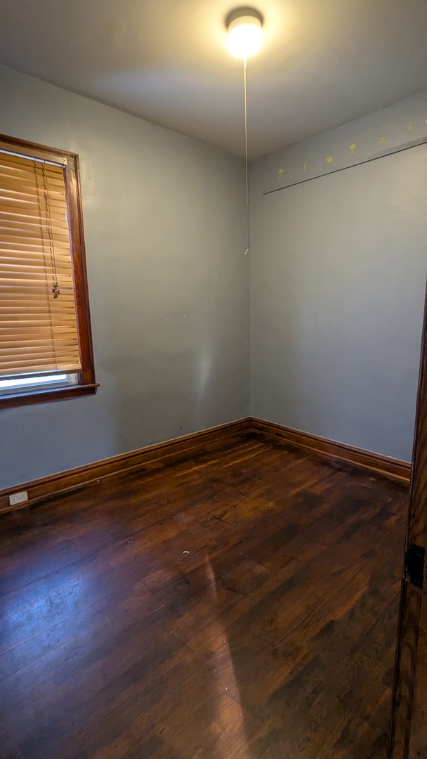 8112 South Exchange Avenue Chicago, IL 60617 - Photo 19 of 35 en empty room with window