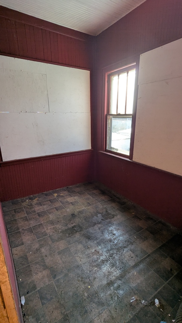 8112 South Exchange Avenue Chicago, IL 60617 - Photo 26 of 35 an empty room with windows