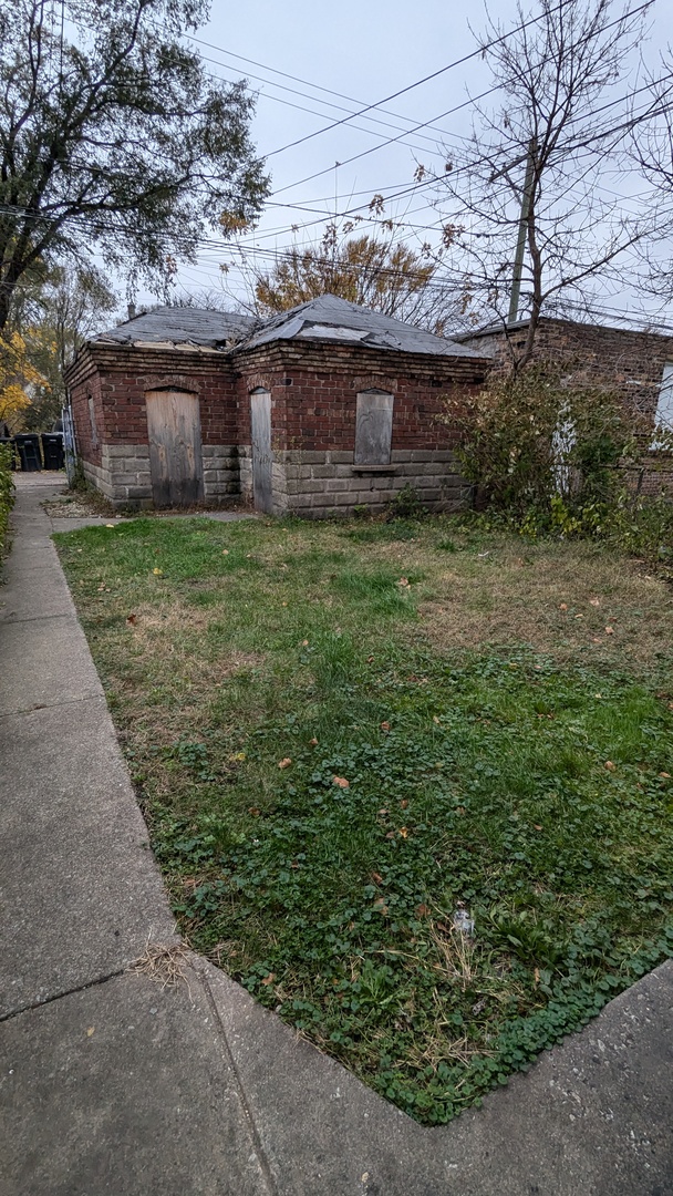 8112 South Exchange Avenue Chicago, IL 60617 - Photo 31 of 35 a view of a house with a yard