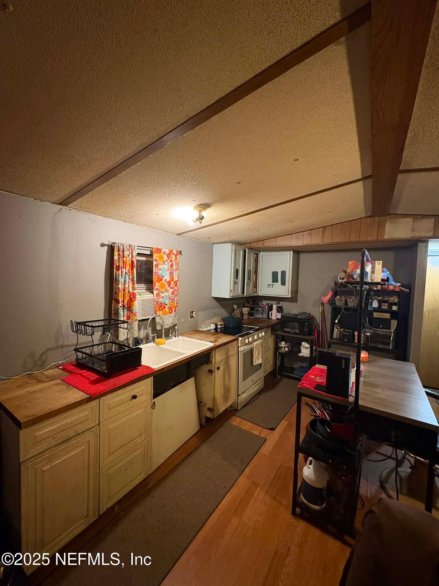 85189 Miner Road Yulee, FL 32097 - Photo 4 of 15 a kitchen with lots of appliances and cabinets