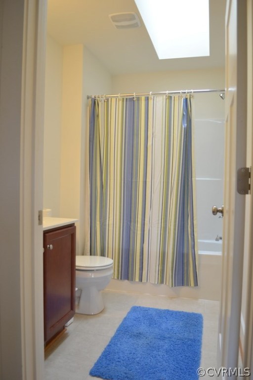 5 Manchester Road Bumpass, VA 23024 - Photo 8 of 17 Hall bath with skylight
