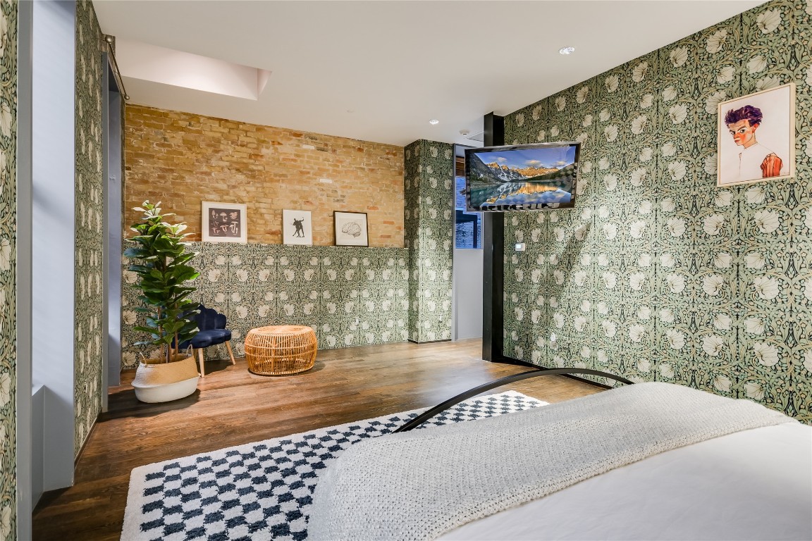 811 Congress Avenue Austin, TX 78701 - Photo 20 of 39 a bedroom with a bed and a potted plant