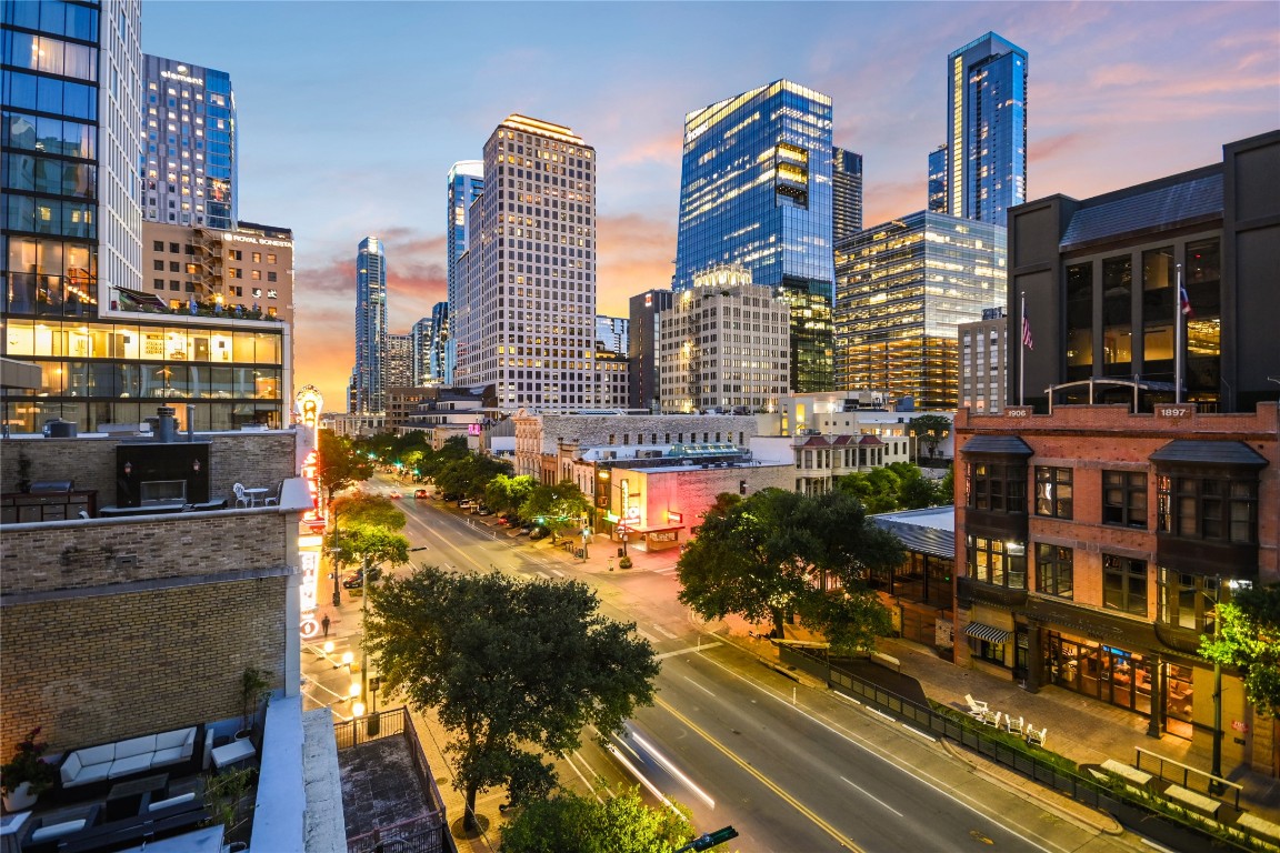 811 Congress Avenue Austin, TX 78701 - Photo 34 of 39 a city street filled with lots of traffic