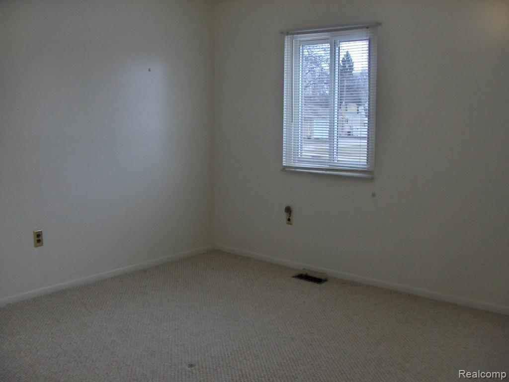5686 Martin Road Warren, MI 48092 - Photo 11 of 22 HPIM2321.jpg