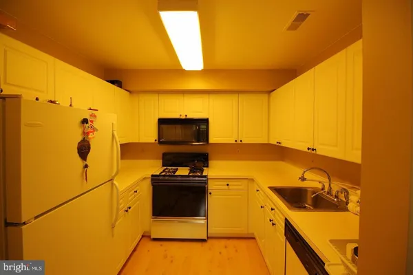 $2,000 | 20602 Cornstalk Terrace, Unit 202, Ashburn, VA 20147