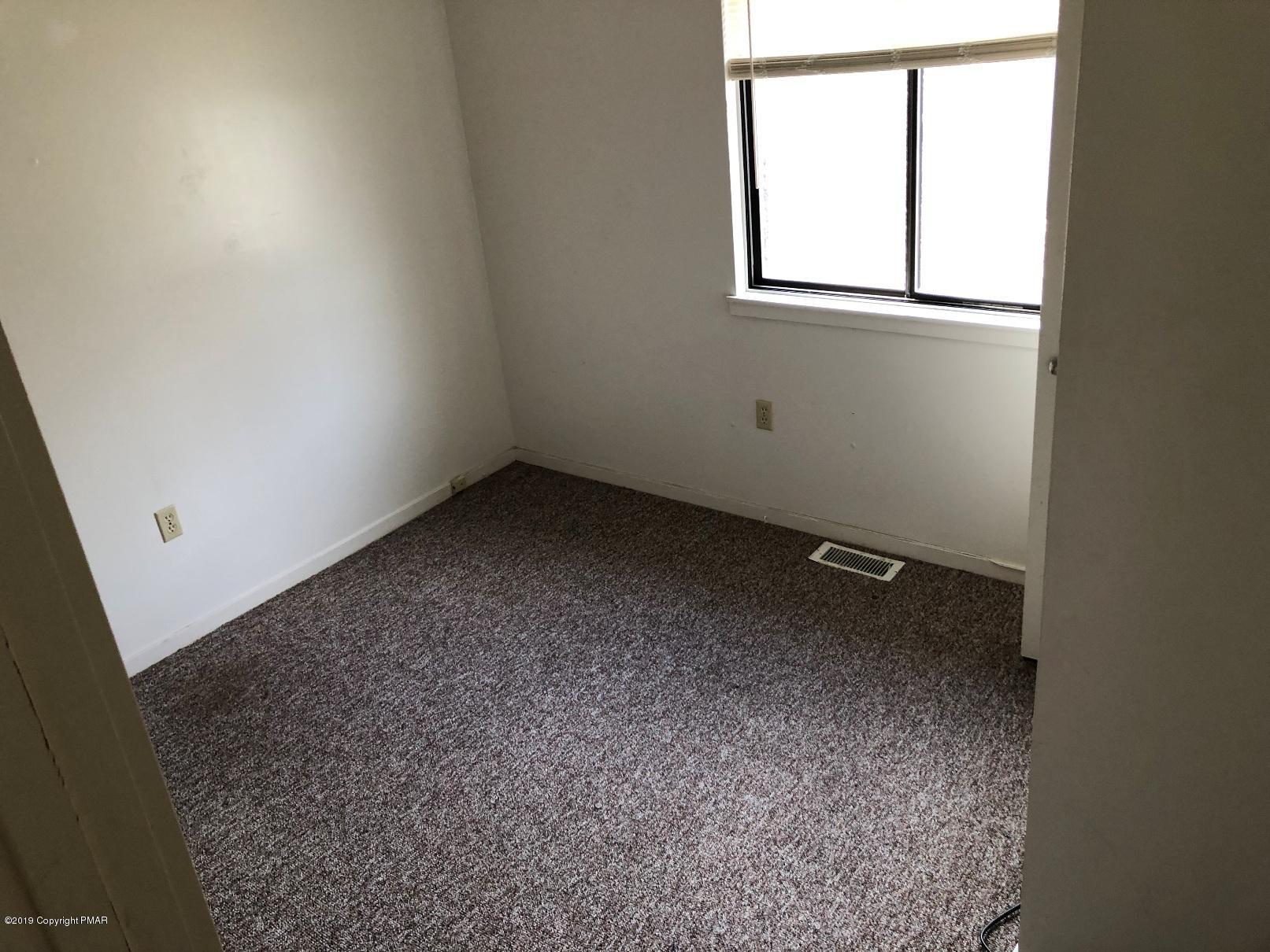 327 Crewe Court Bushkill, PA 18324 - Photo 10 of 10 an empty room with a window
