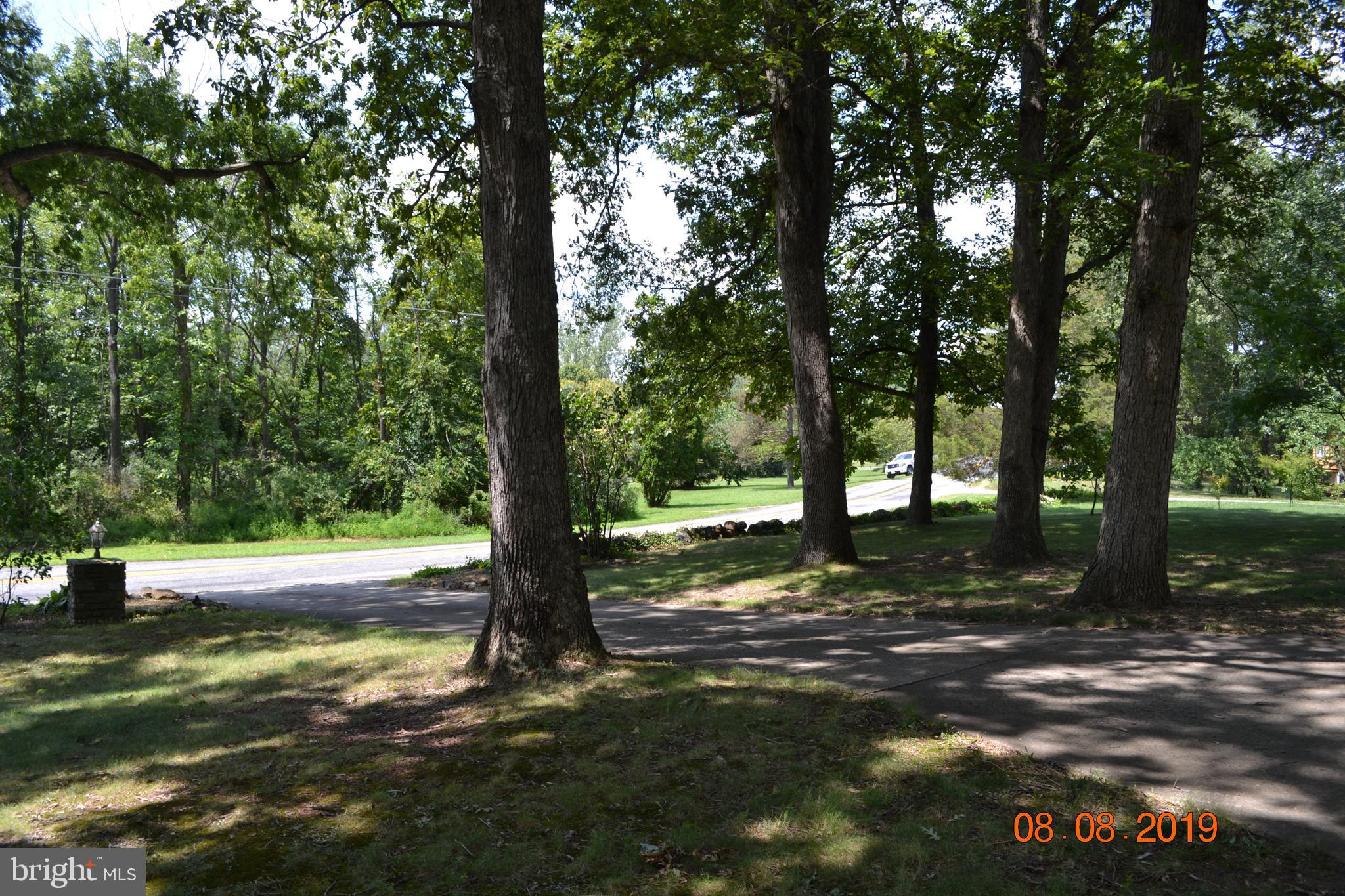 480 Ridge Road Gettysburg, PA 17325 - Photo 6 of 97 Driveway and road view