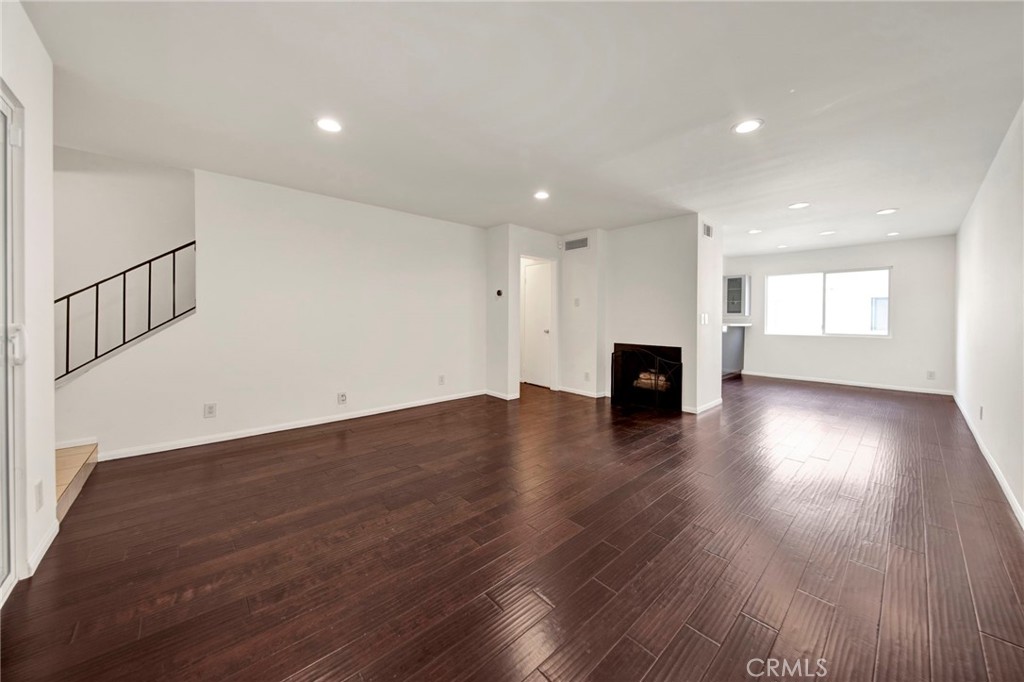 9745 Vía Roma Burbank, CA 91504 - Photo 4 of 38