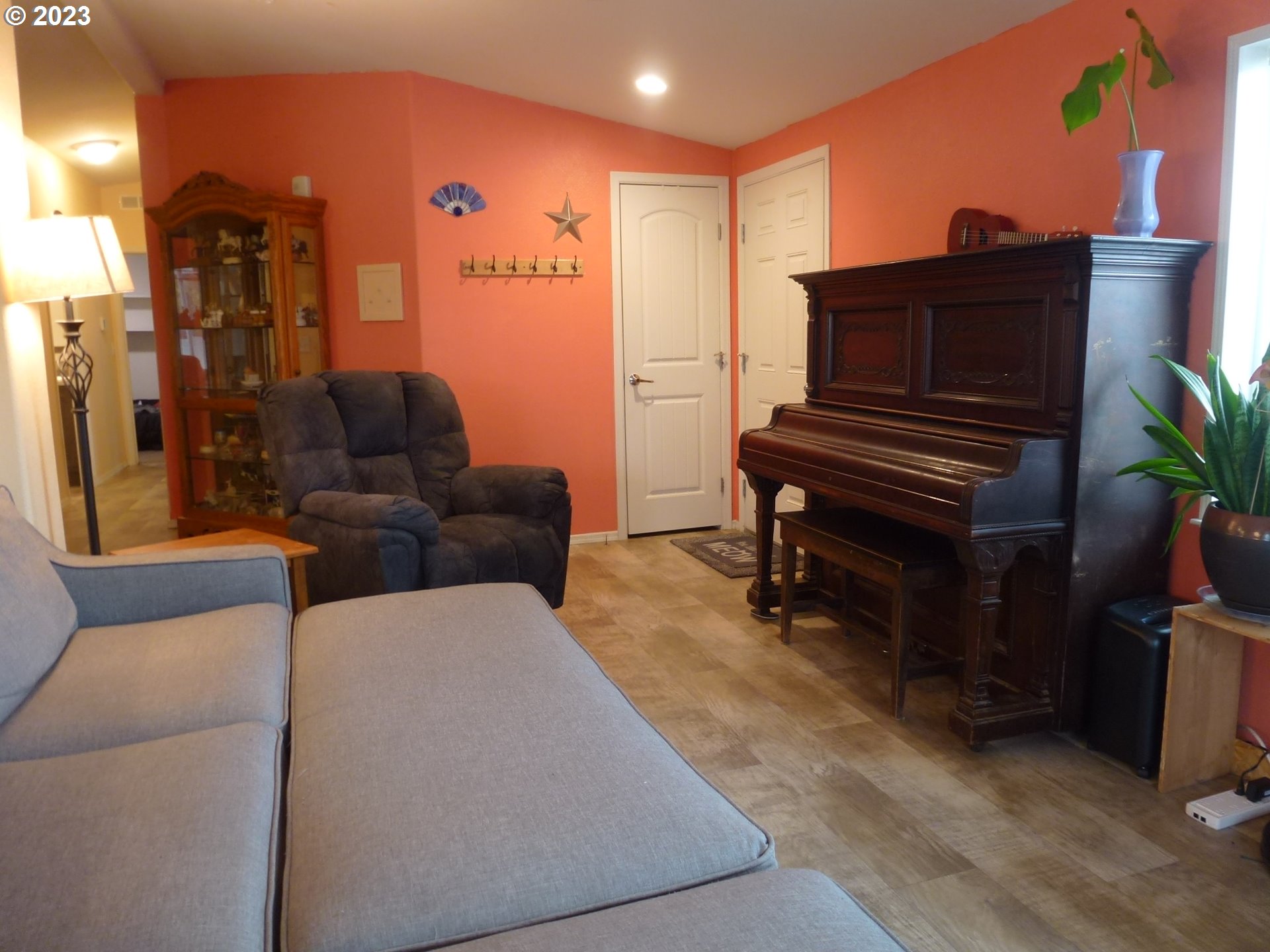 151 Edwards Road South, Unit 87 Monmouth, OR 97361 - Photo 4 of 18 a living room with furniture and a piano