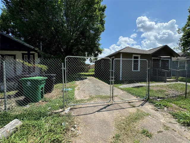 a view of a chair and table in the backyard