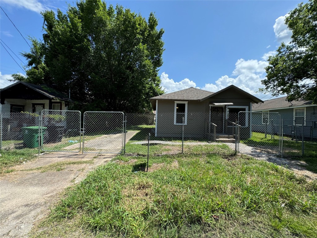 3428 Reeves Street Houston, TX 77004 - Photo 10 of 10 a backyard of a house with seating space