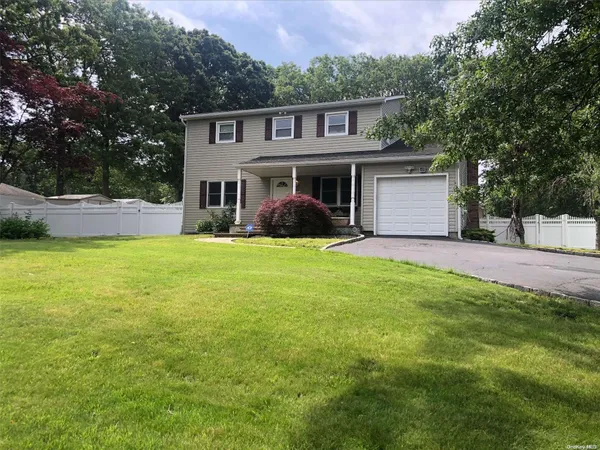 a view of a yard in front of house