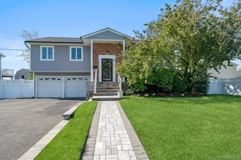 $1,199,999 | 159 Driftwood Drive, West Islip, NY 11795