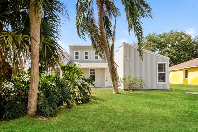 a view of a house with a yard