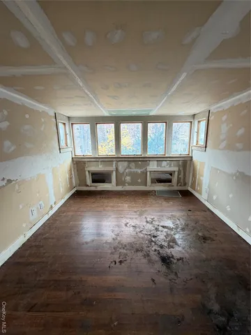 a view of livingroom with furniture