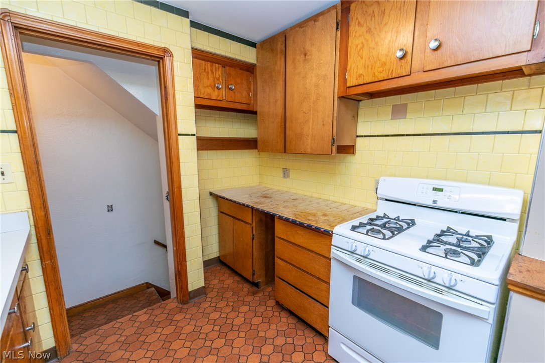 2405 Ralph Avenue Cleveland, OH 44109 - Photo 8 of 27 Gallery Image 8