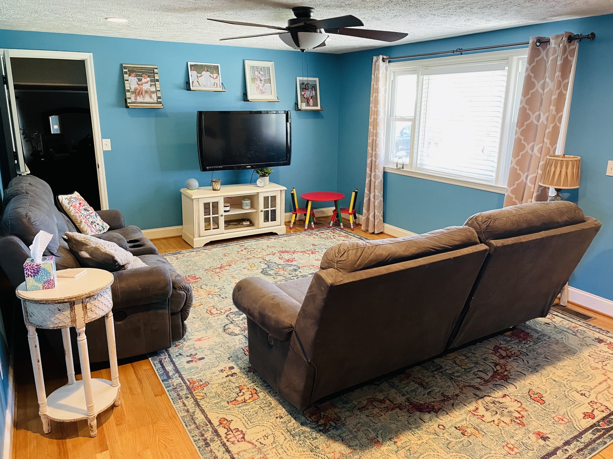 1434 Oak Hill Road Manchester, TN 37355 - Photo 4 of 40 a living room with furniture and a flat screen tv