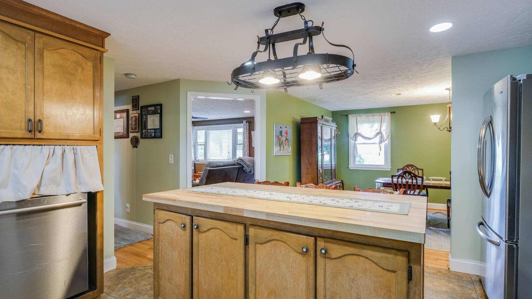 1434 Oak Hill Road Manchester, TN 37355 - Photo 9 of 40 a kitchen with stainless steel appliances a refrigerator and microwave