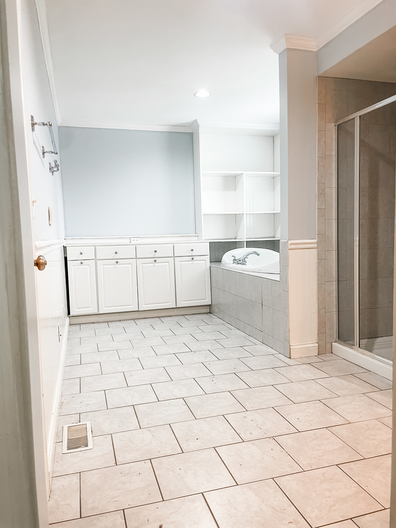1308 Axcel Lane Sycamore, IL 60178 - Photo 21 of 34 a room with a white cabinets and window