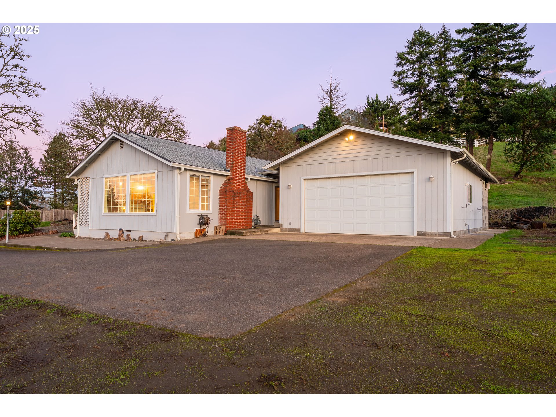 1183 Lookingglass Road Roseburg, OR 97471 - Photo 2 of 47 a front view of a house with a garden