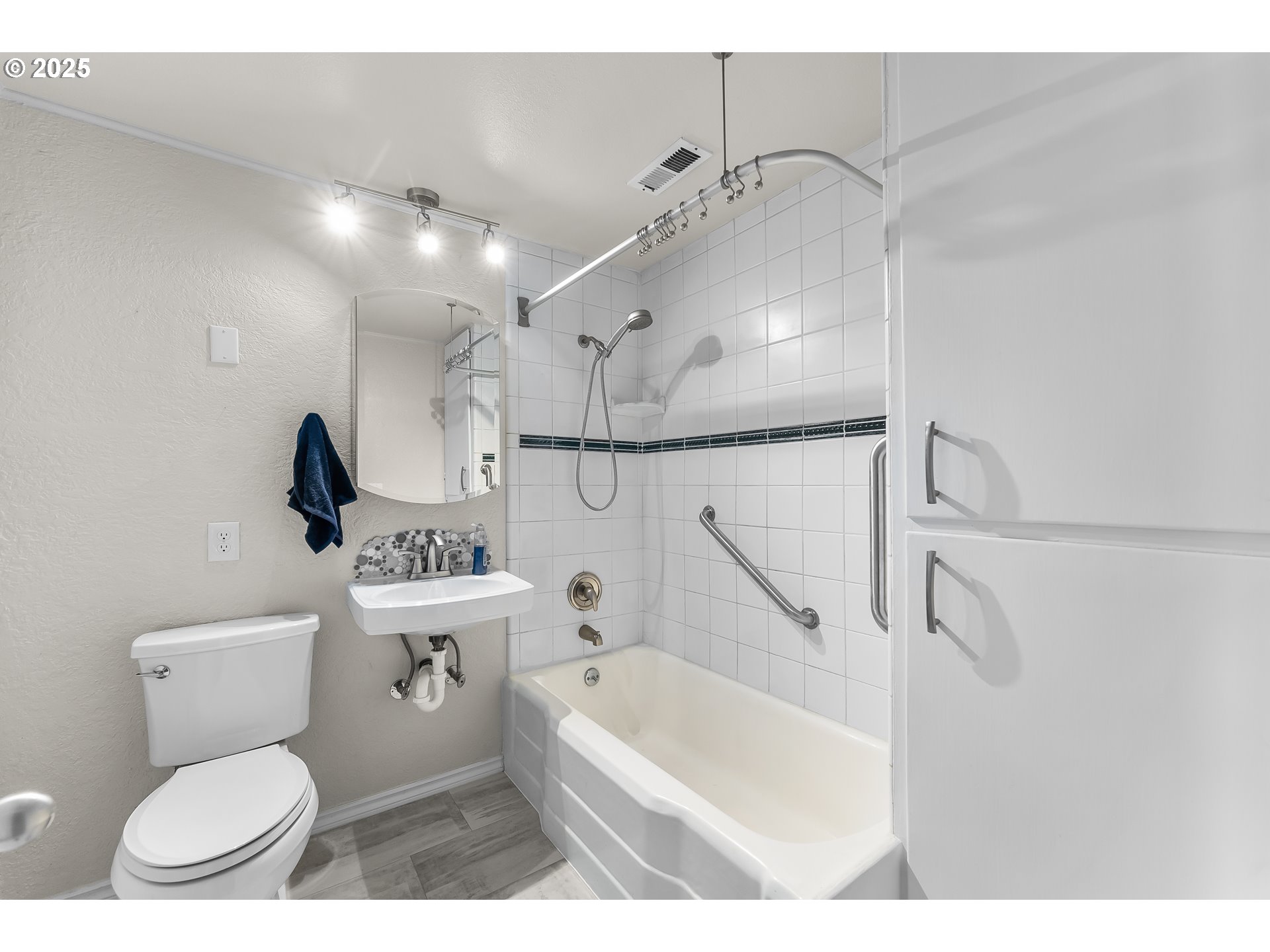 1183 Lookingglass Road Roseburg, OR 97471 - Photo 24 of 47 a bathroom with a toilet sink a mirror and bathtub