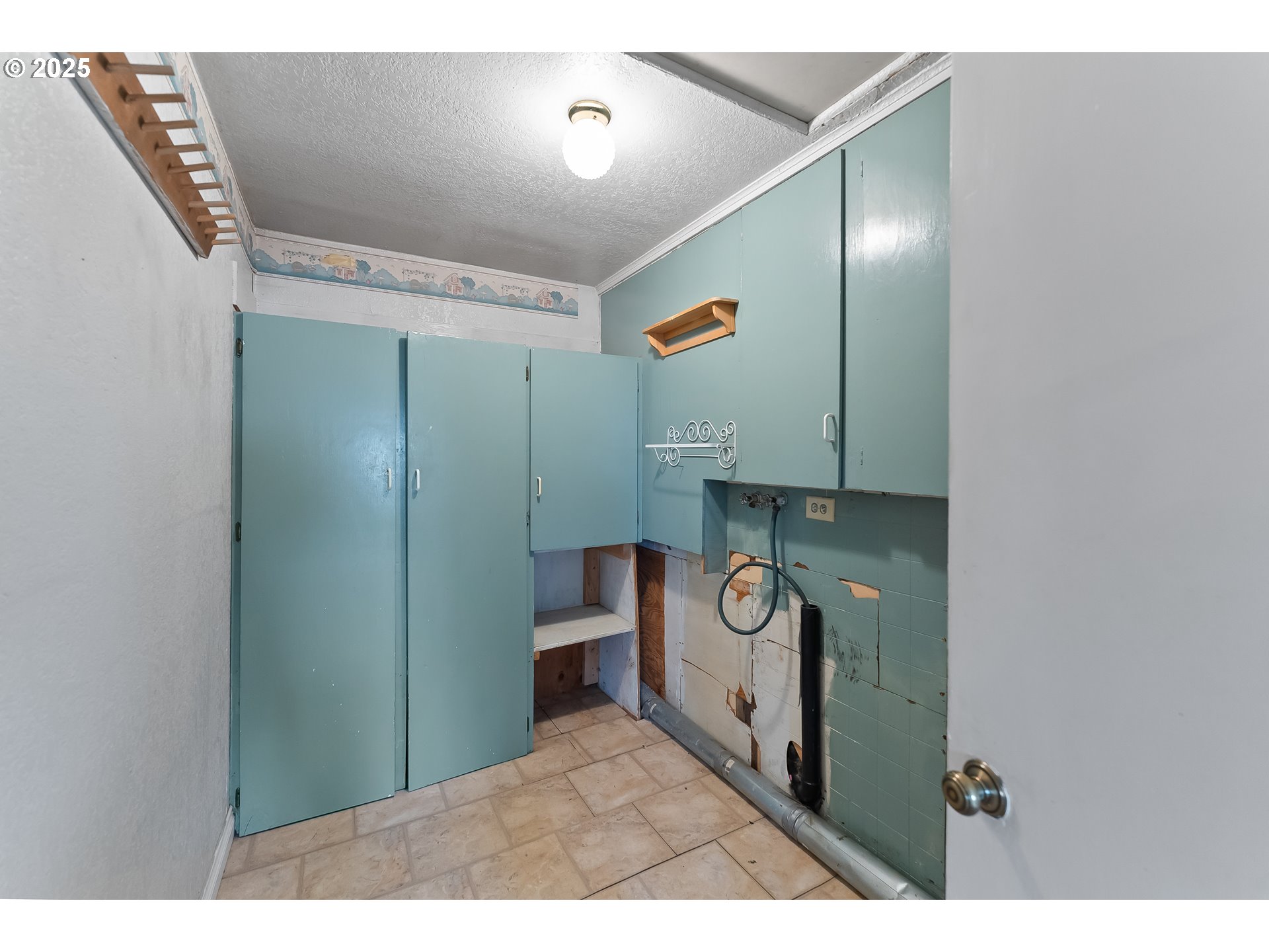 1183 Lookingglass Road Roseburg, OR 97471 - Photo 27 of 47 a bathroom with a sink and a mirror