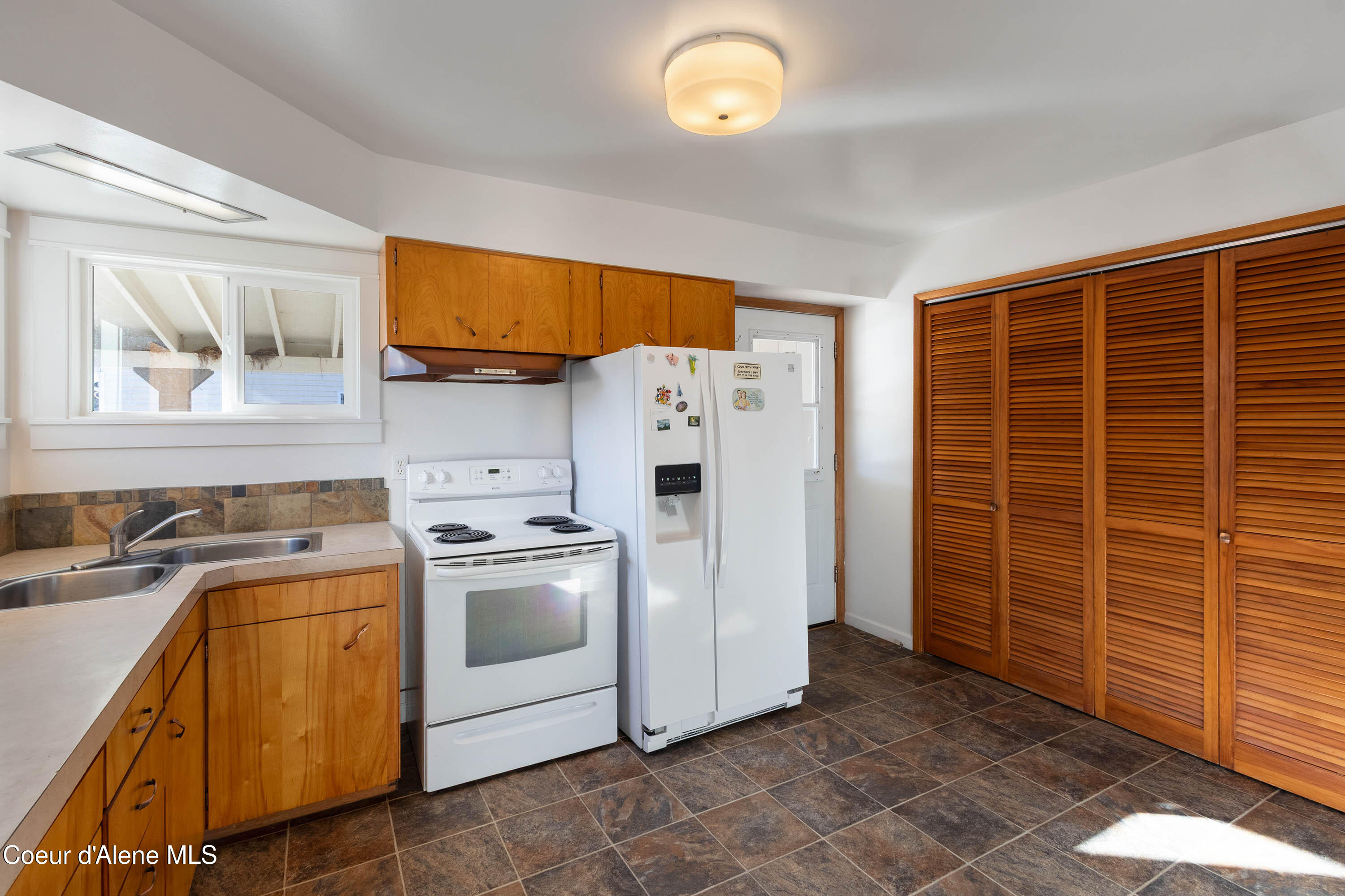 218 South 2nd Avenue Sandpoint, ID 83864 - Photo 4 of 22 IMG_2462