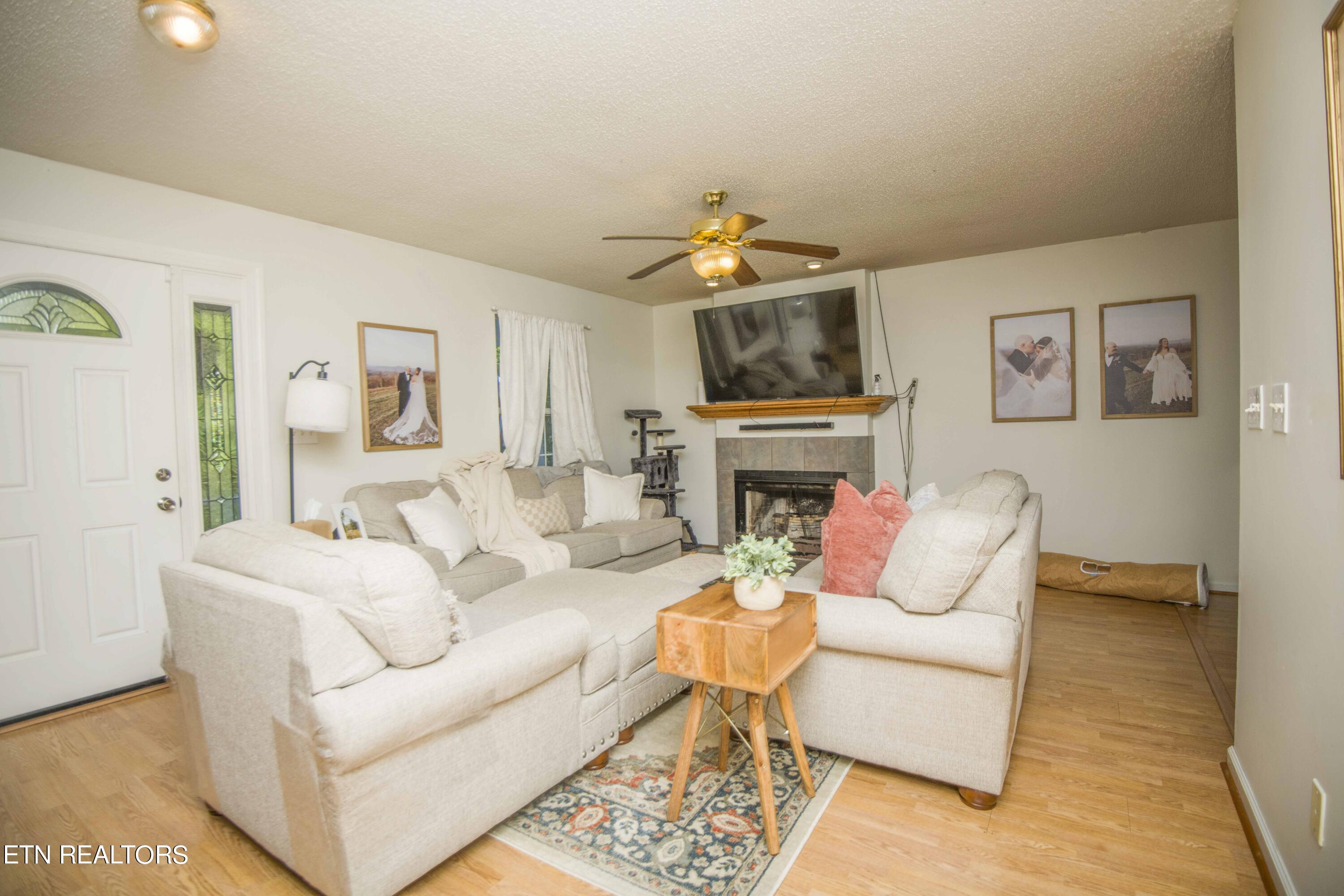 689 Mahoney Road Oliver Springs, TN 37840 - Photo 8 of 28 living_1