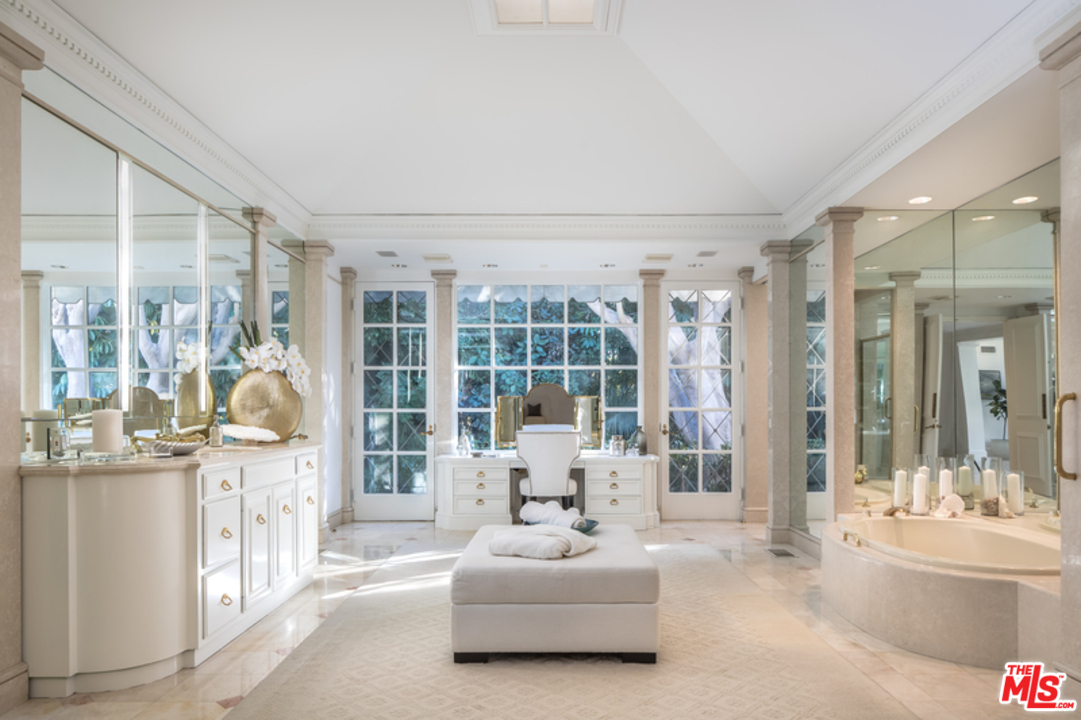 130 South Mapleton Drive Los Angeles, CA 90024 - Photo 8 of 10