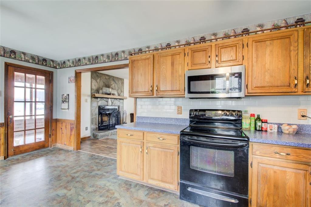 8345 Cleckler Road Palmetto, GA 30268 - Photo 25 of 41 a kitchen with a stove and a microwave