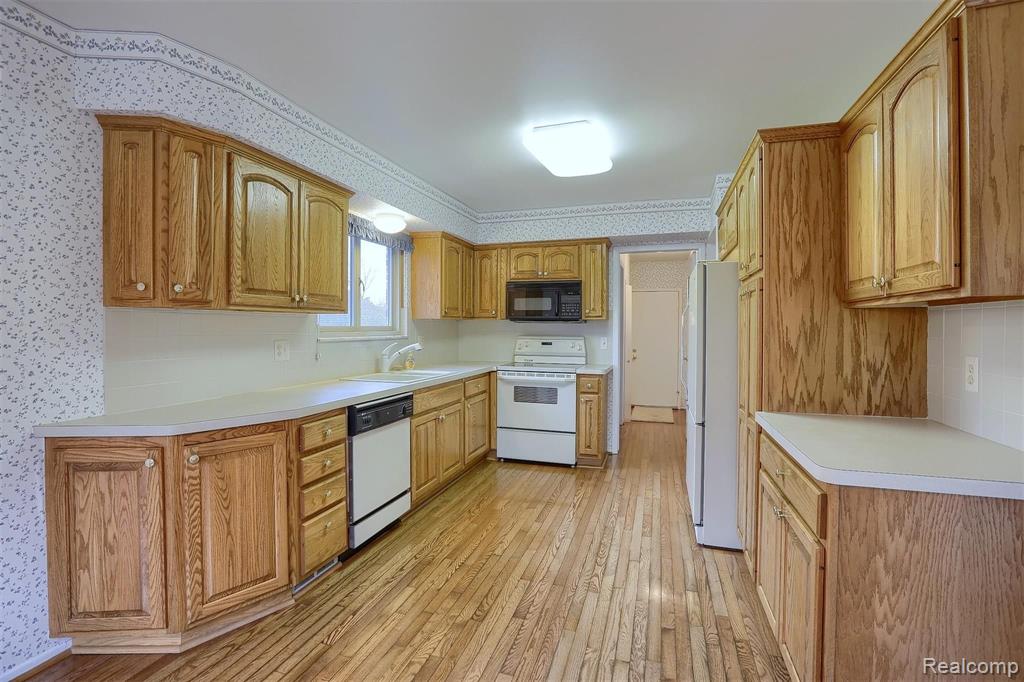 2049 Cumberland Road Rochester Hills, MI 48307 - Photo 10 of 33